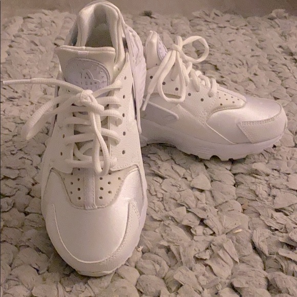 Nike Shoes - 5.5 Huarache Nikes White 🔥